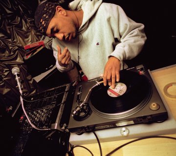 hip hop producer dj prince paul with turntables 